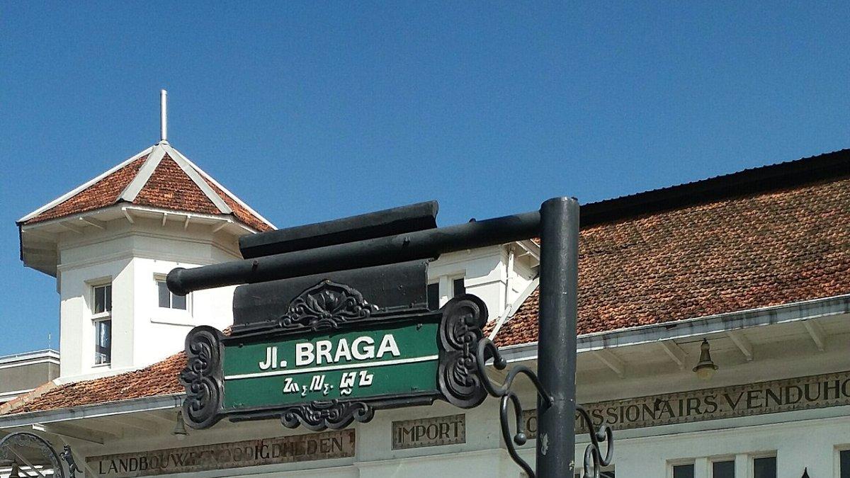 Papan petunjuk Jalan Braga. Berikut itinerary Bandung 3 hari 2 malam dari Semarang buat bulan madu.