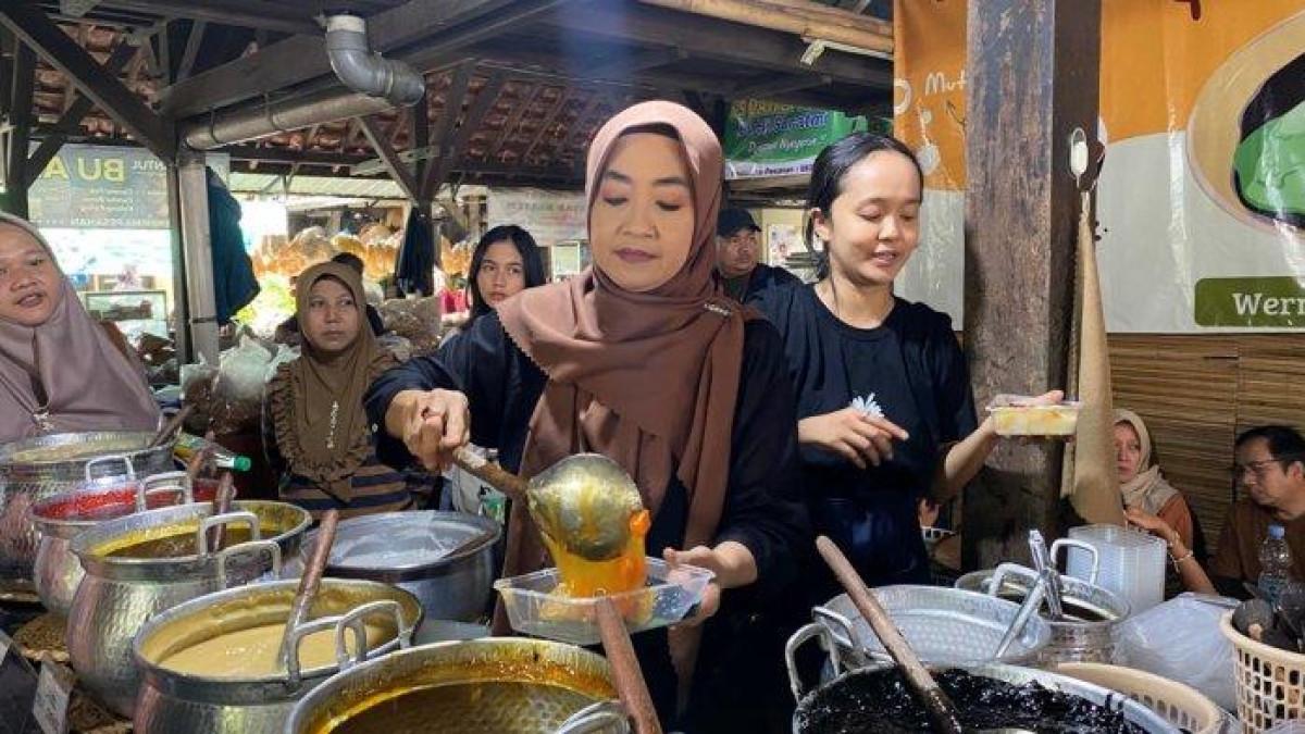 Keramaian pengunjung warung jenang Yu Jumilah di Pasar Ngasem, Kota Yogya, Senin (30/12/2024).