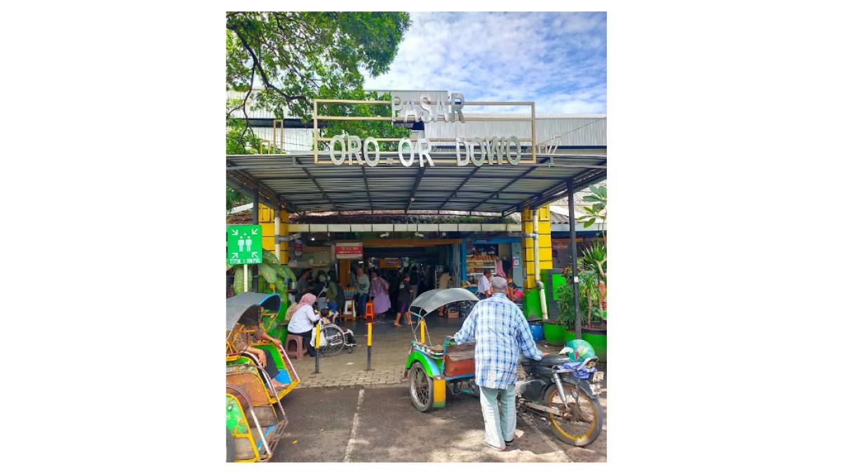 PASAR ORO ORO DOWO. Pasar Oro Oro Dowo, Malang. Pasar tradisional yang menjual berbagai macam jajanan di Malang.
