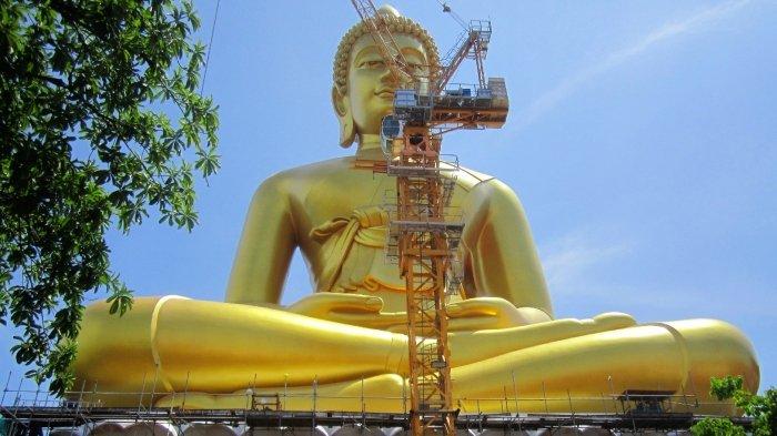 Patung Buddha raksasa di kuil Wat Pak Nam Thailand.