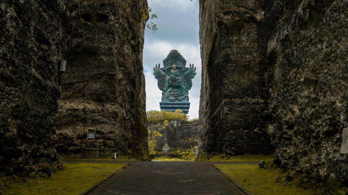 Patung Garuda Wisnu Kencana satu tempat wisata populer di Ungasan, Badung , Bali