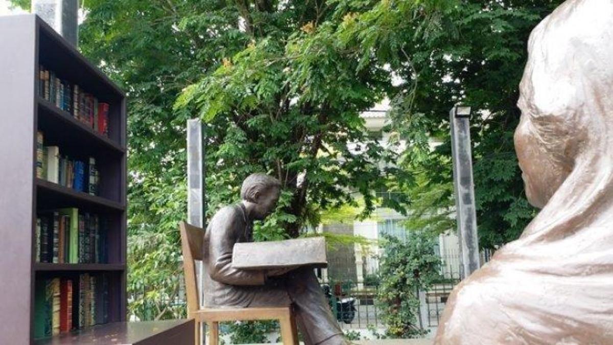 Patung Multatuli, Saidjah dan Adinda karya pematung terkemuka jebolan Institut Kesenian Jakarta (IKJ), Dolorosa Sinaga