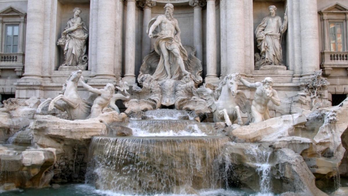 Patung dewa di Trevi Fountain atau Air Mancur Trevi Roma, Italia.