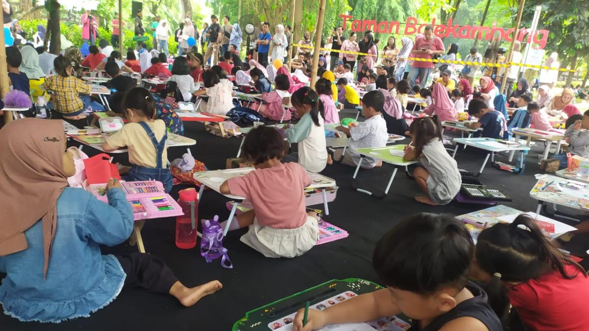 Ratusan anak antusias mengikuti lomba mewarnai di Pekan Seni Anak Pintar Indonesia Cerebrofort di Taman Balekambang, Solo.