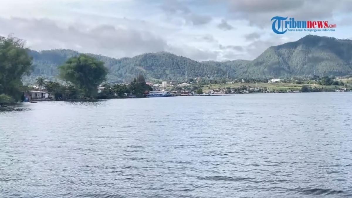Pemandangan Danau Toba yang terlihat dari balkon kamar Hotel Balige Beach, hotel di Sumatra Utara dengan pemandangan Danau Toba.