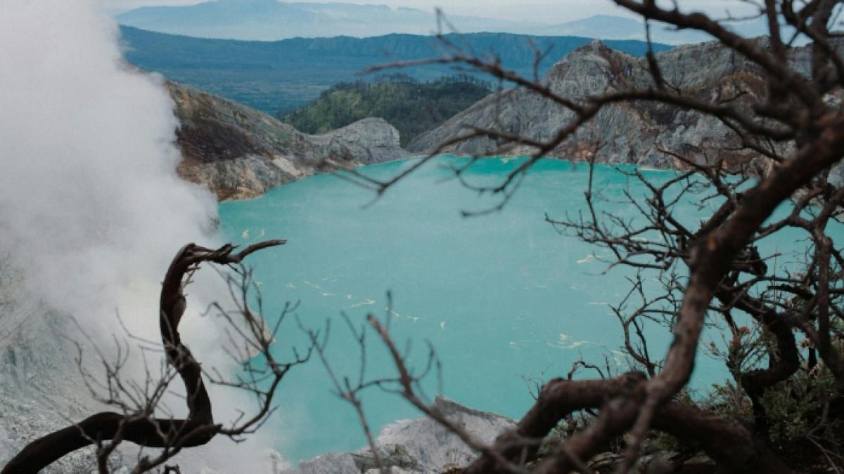 Pemandangan Kawah Ijen, tempat wisata populer di Banyuwangi, Jawa Timur.