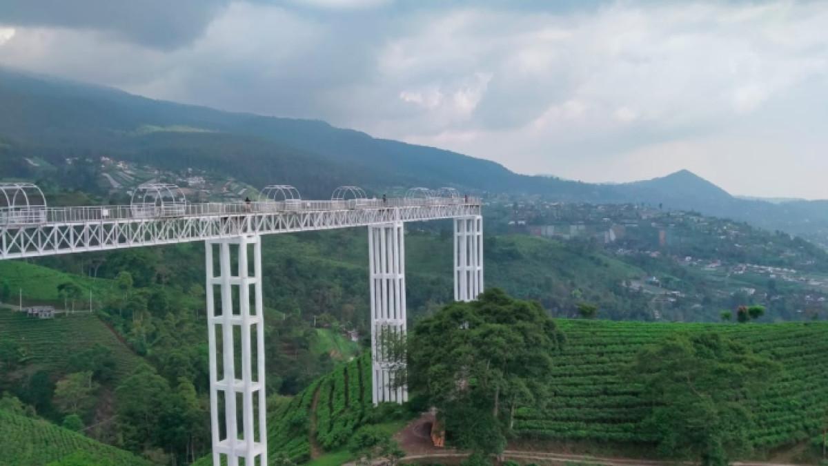 Pemandangan Kemuning Sky Hills, wisata hits di Ngargoyoso, Karanganyar, Jawa Tengah yang sedang ramai diminati wisatawan, Sabtu (27/9/2025).