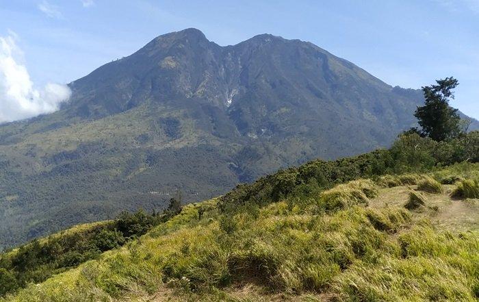 WISATA BUKIT MONGKRANG - Pemandangan Gunung Lawu dilihat dari Bukit Mongkrang di Karanganyar, Jawa Tengah. Bukit Mongkrang kerap kali menjadi pilihan menarik bagi para pendaki pemula.