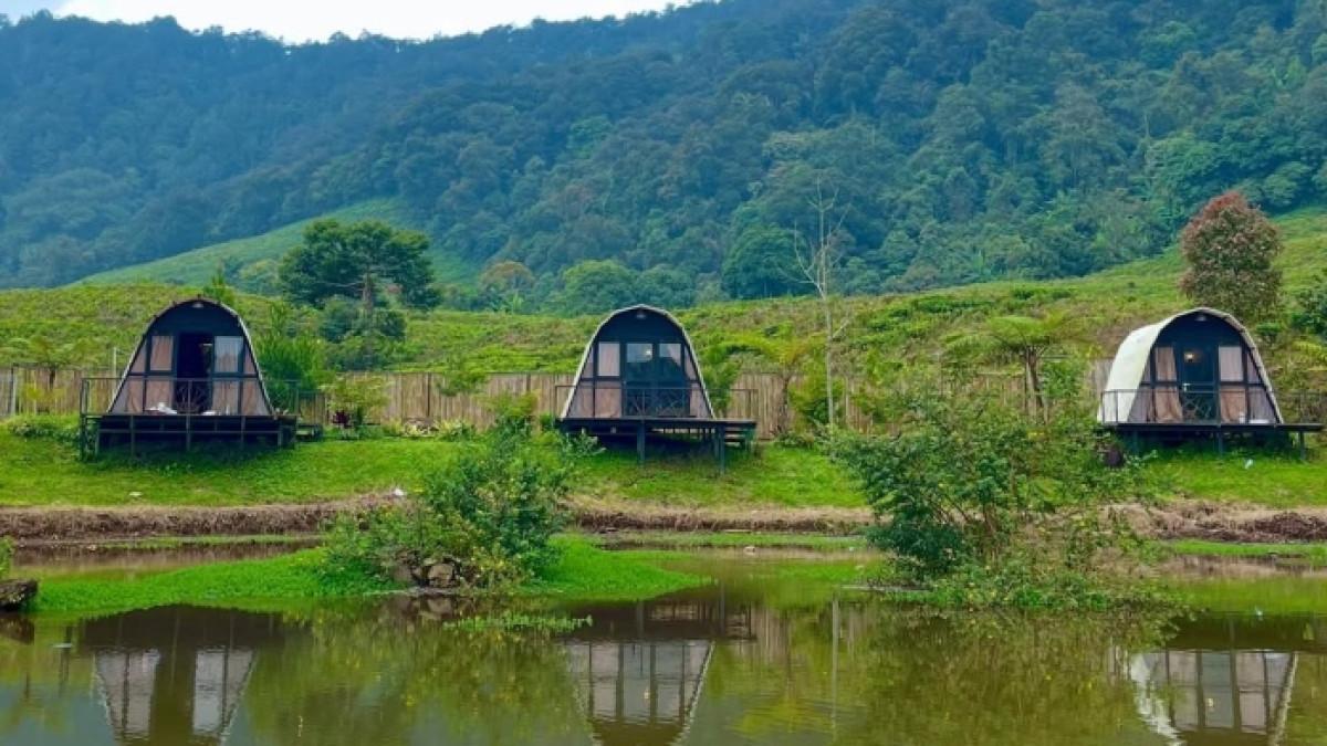 Pemandangan Telaga Saat, wisata alam di Bogor, Jawa Barat yang cocok untuk liburan keluarga.