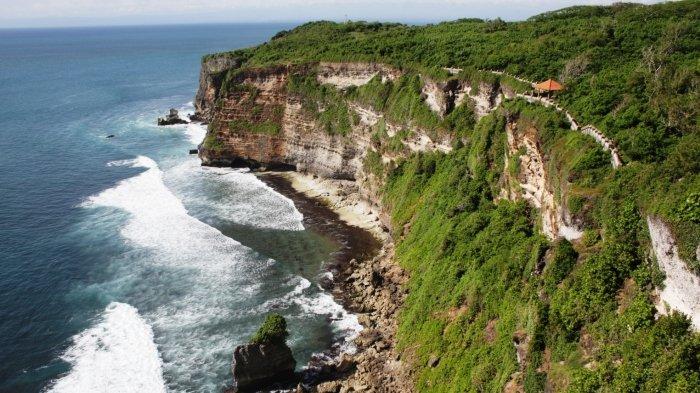 Pemandangan dari Pura Uluwatu Bali yang memesona.