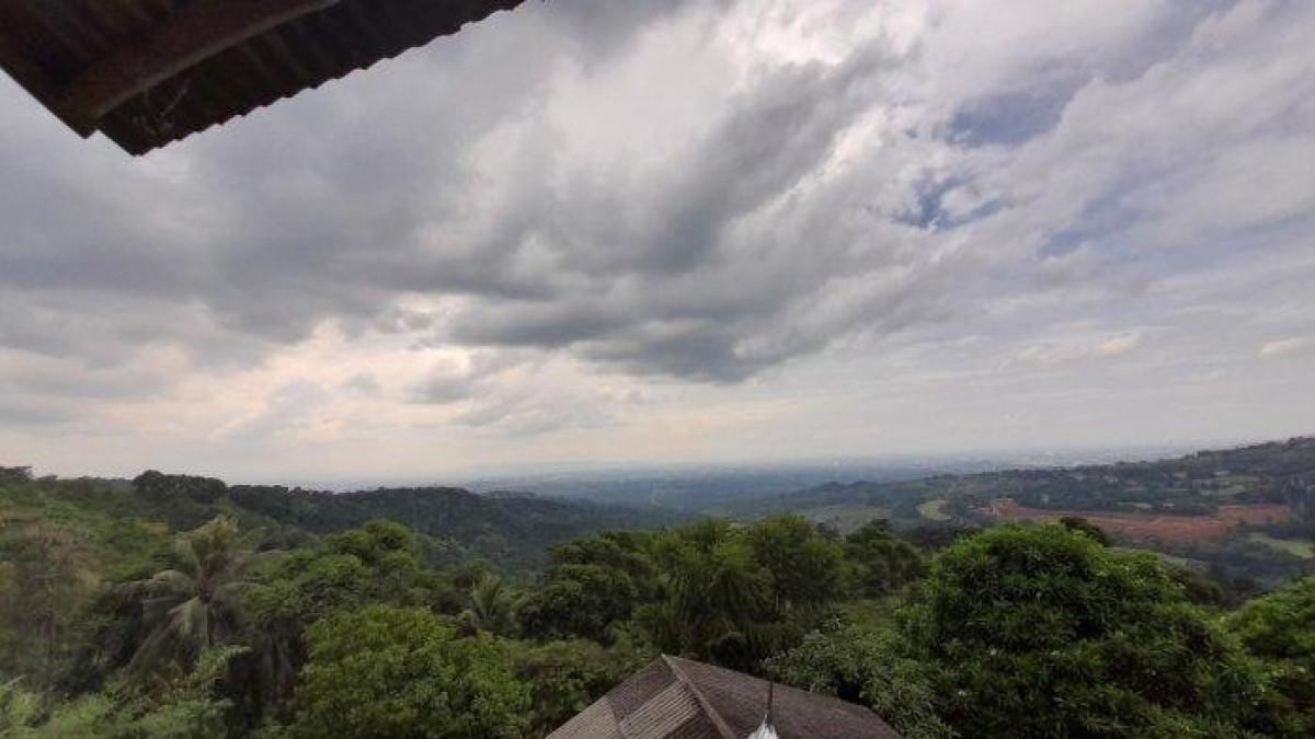 Pemandangan dari ketinggian Bukit Geulis di Bogor, Jawa Barat.