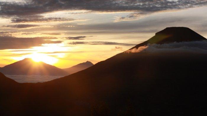 Pemandangan golden sunrise di Bukit Sikunir Dieng, Wonosobo, Jawa Tengah.