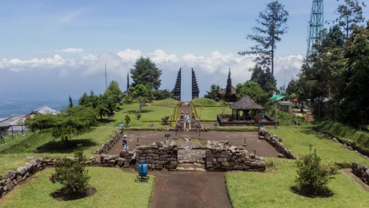Pemandangan menakjubkan Candi Cetho, tempat wisata candi bercorak Hindu di Kecamatan Jenawi, Karanganyar, Jawa Tengah.