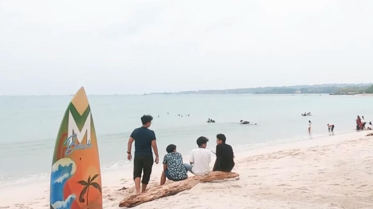Pemandangan pantai ini bisa kamu rasakan saat staycation di Starlight Cabin Kalianda Lampung Selatan
