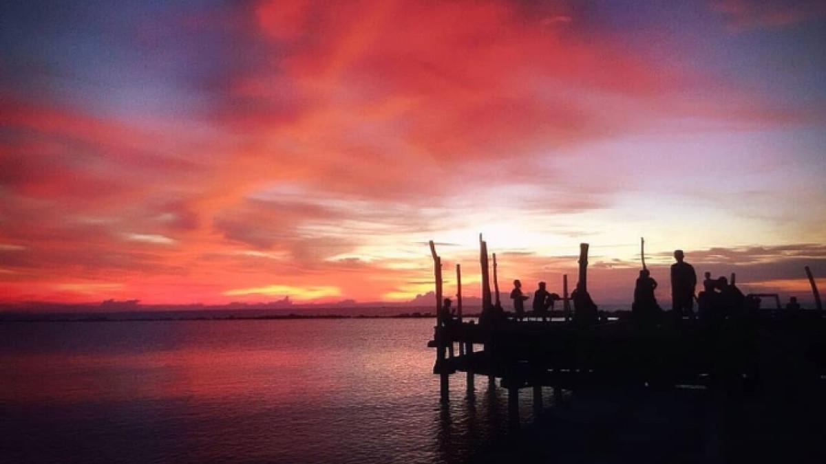 Pemandangan sunset atau mentari terbenam di Pantai Akkarena, Kota Makassar, Sulawesi Selatan.
