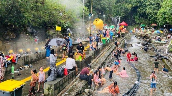 WISATA AIR PANAS - Pengunjung memadati Wahana Wisata Pemandian Air Panas Pancuran 13 Guci, Kabupaten Tegal, Jawa Tengah, Jumat (12/4/2024).