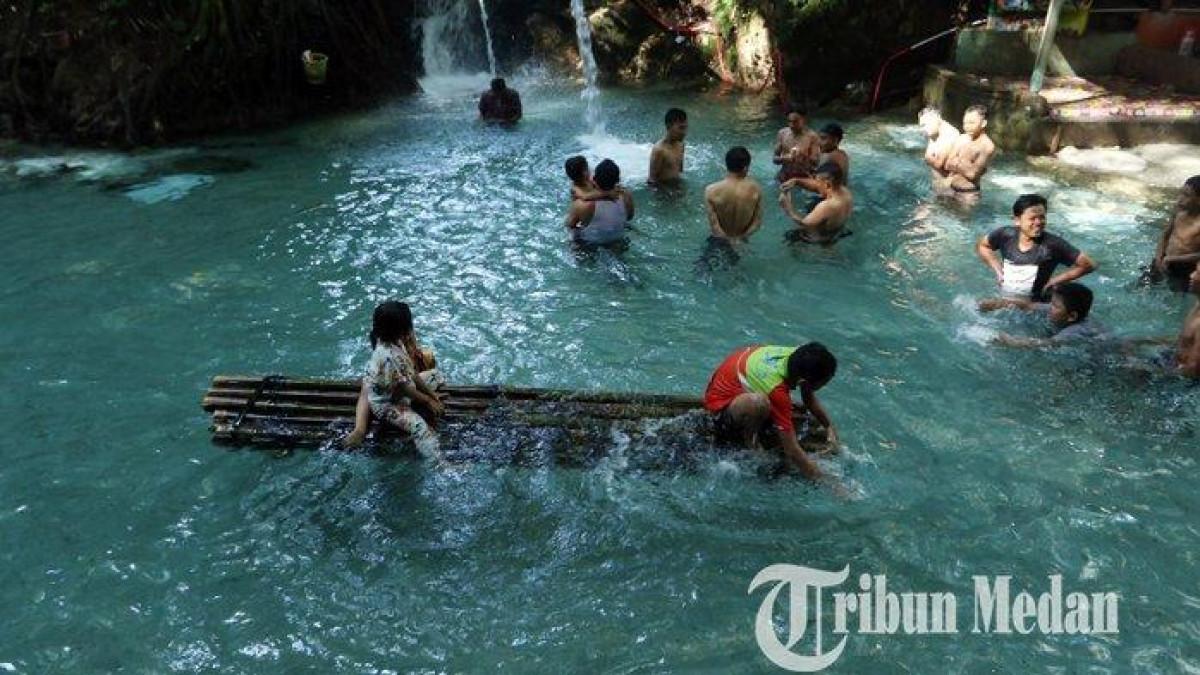 Sejumlah wisatawan menikmati suasana objek wisata Pemandian Bah Damanik, Simalungun, Sumatera Utara