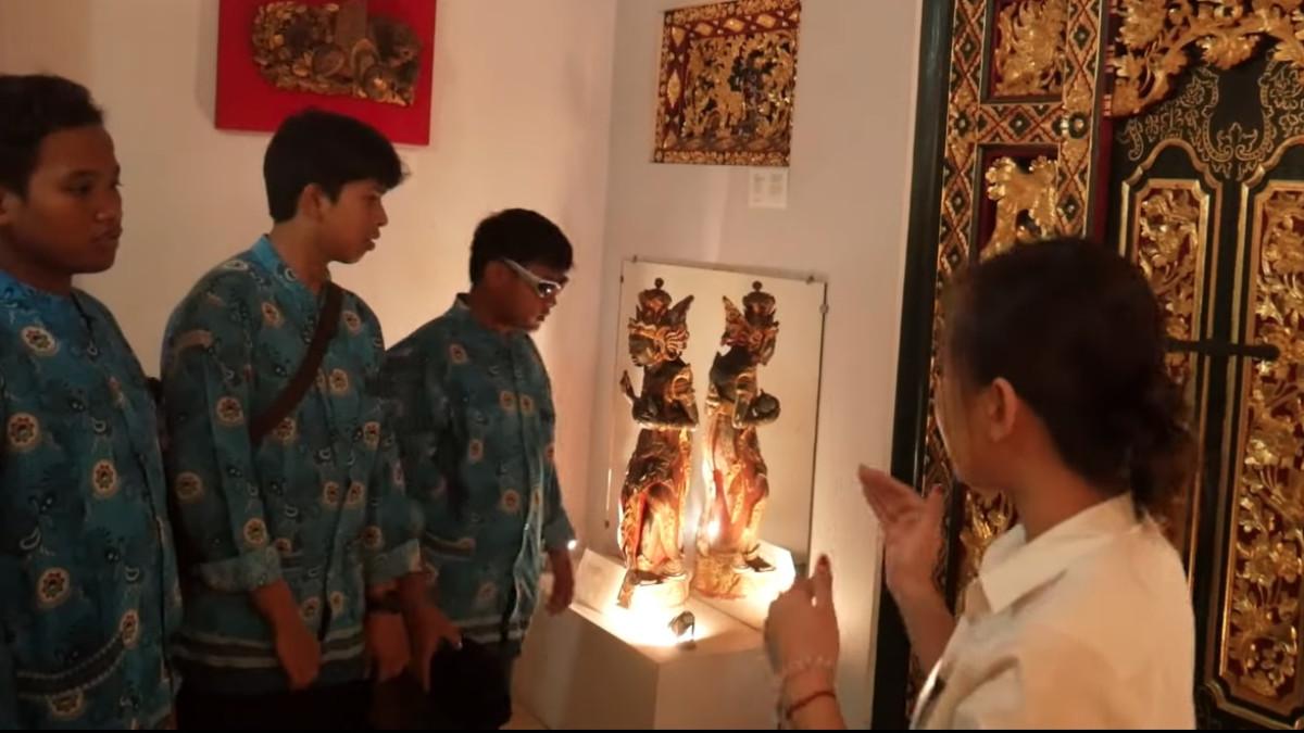 Pemandu yang berbagi informasi seputar koleksi di Museum Sonobudoyo Jogja