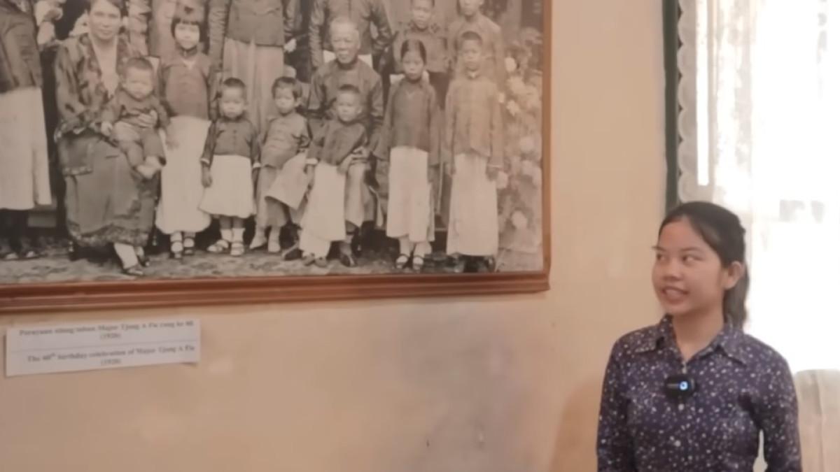 Pemandung yang memberikan banyak informasi seputar Tjong A Fie Mansion, Medan, Sumatera Utara