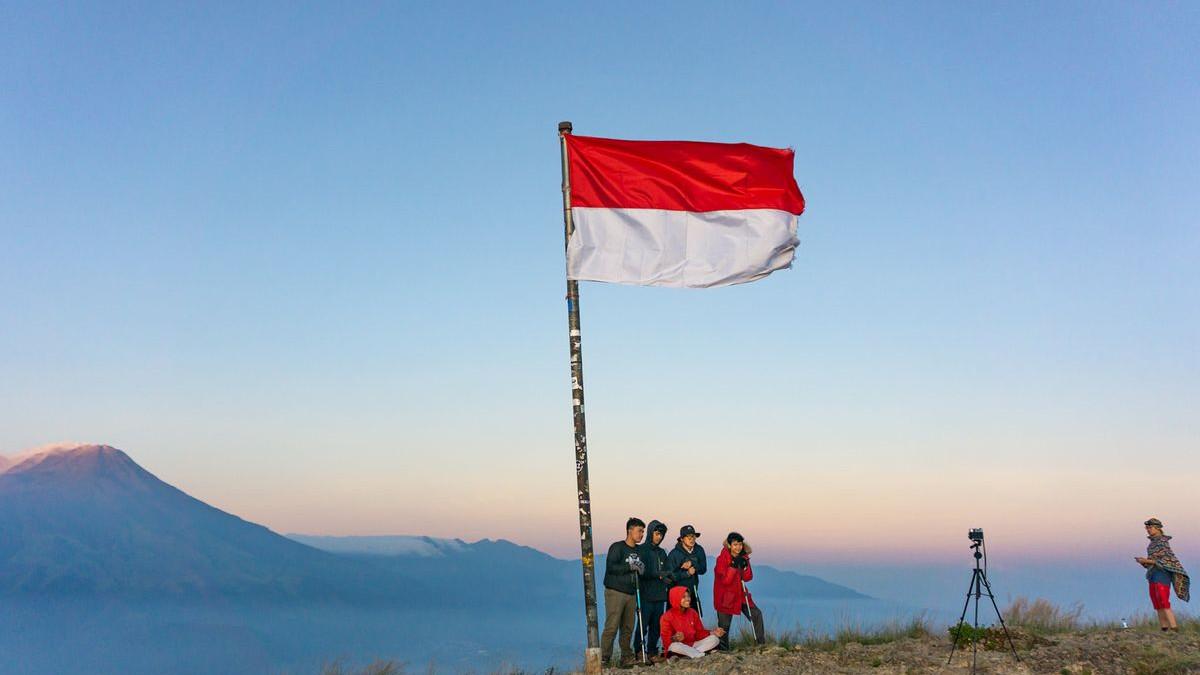 PENDAKIAN GUNUNG PENANGGUNGAN - Pendaki berfoto di puncak Gunung Penanggungan, Jawa Timur, Senin (22/9/2025).