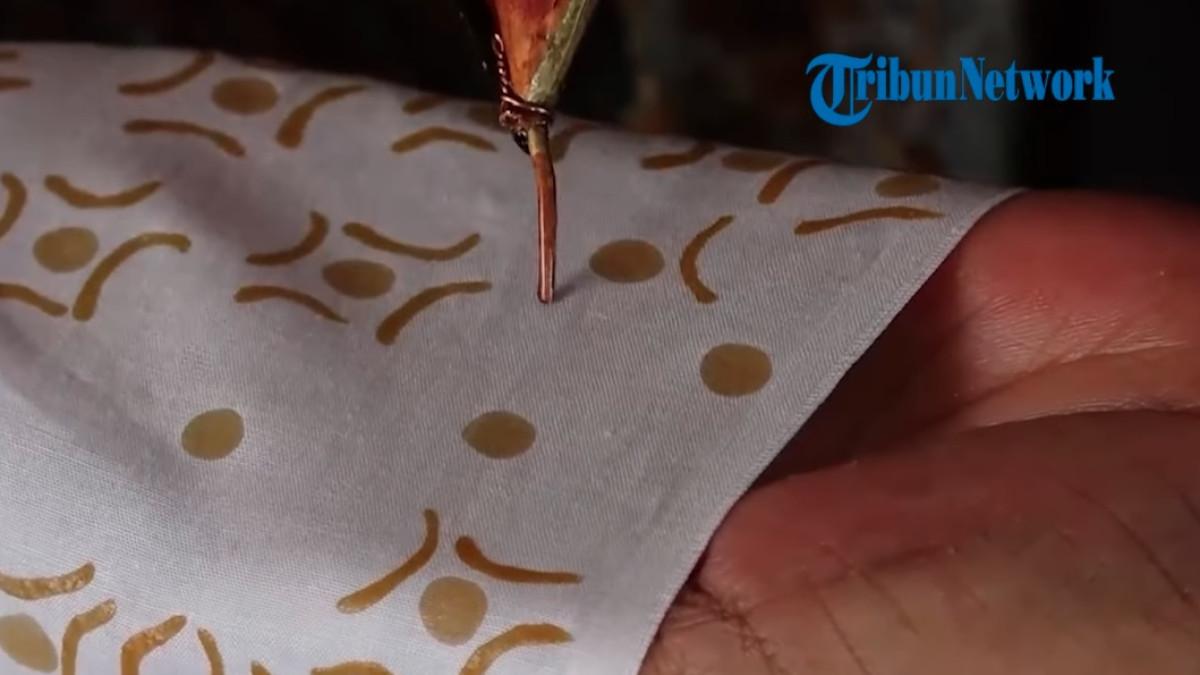Pengrajin lokal yang sedang membuat batik di Kampung Batik Laweyan, Solo