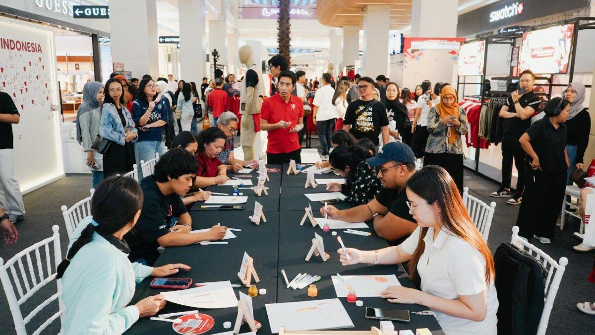 Pengunjung antusias mengikuti workshop seni kolaborasi Giordano 10 Tahun di Jakarta.