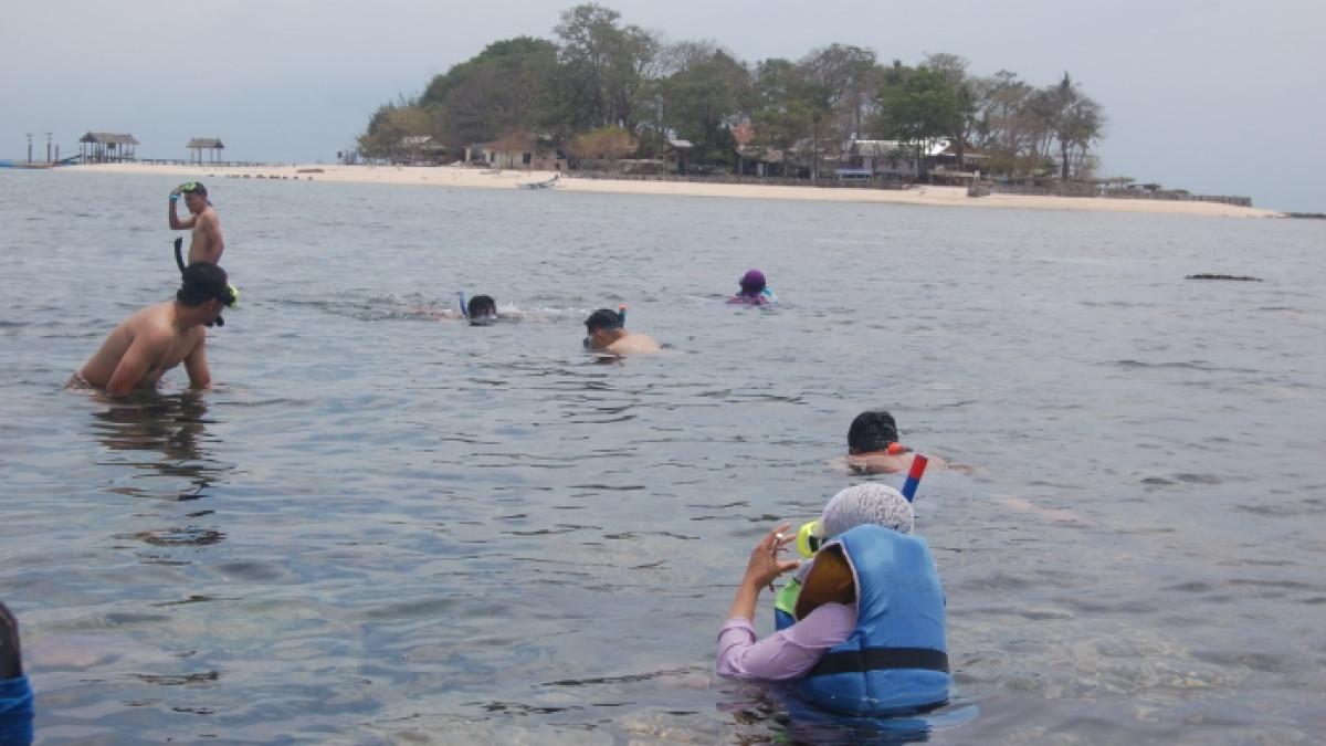 Pengunjung berenang di Pulau Samalona, destinasi populer di Sulawesi Selatan.