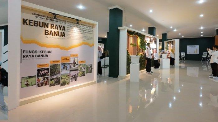 Pengunjung berwisata di Kebun Raya Banua, destinasi di Kecamatan Cempaka, Kota Banjarbaru, Kalimantan Selatan.