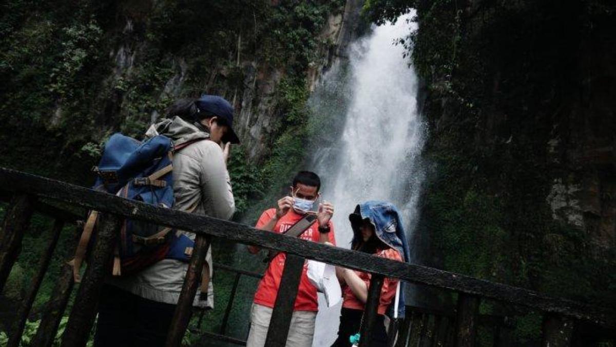 Pengunjung menikmati keindahan Air Terjun Sikulikap di Karo, Sumatera Utara.