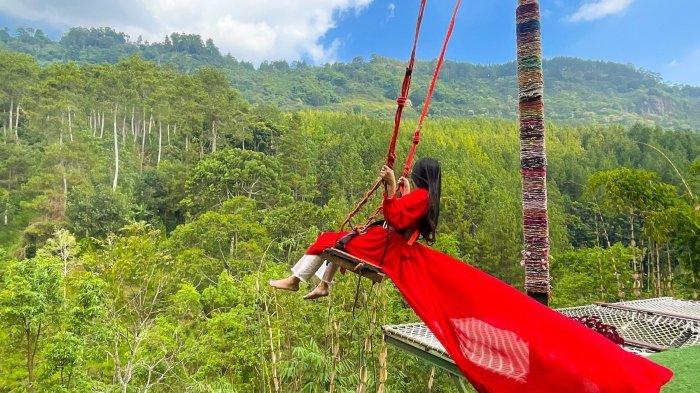 Pengunjung nyobain wahana Valley Swing di The Lodge Maribaya, tempat wisata populer di Kecamatan Lembang, Kabupaten Bandung Barat, Jawa Barat.