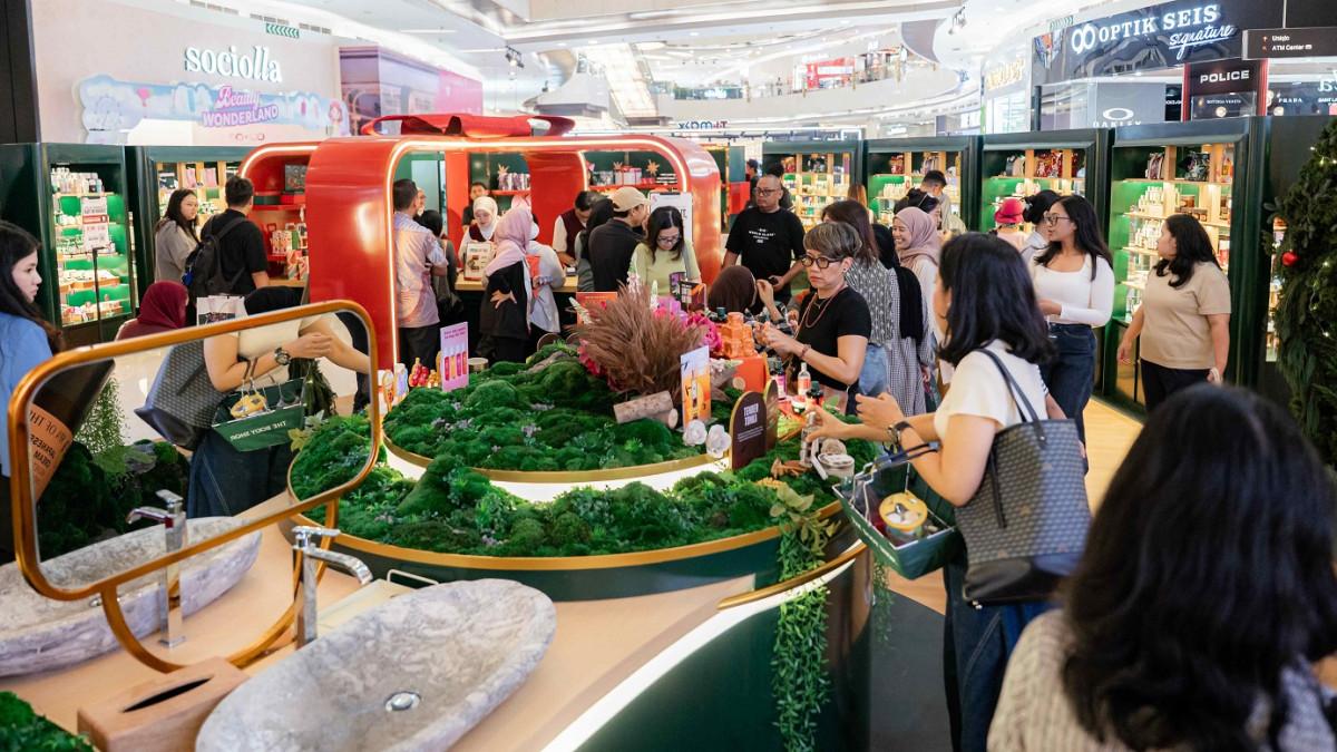 Pengunjung sedang melihat produk The Body Shop Indonesia Wrapped in Love Lippo Mall Kemang