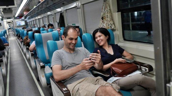Penumpang menikmati perjalanan kereta api selama periode libur sekolah. Gak perlu repot, tiket kereta bisa dibayar tunai di Alfamart dengan mudah.