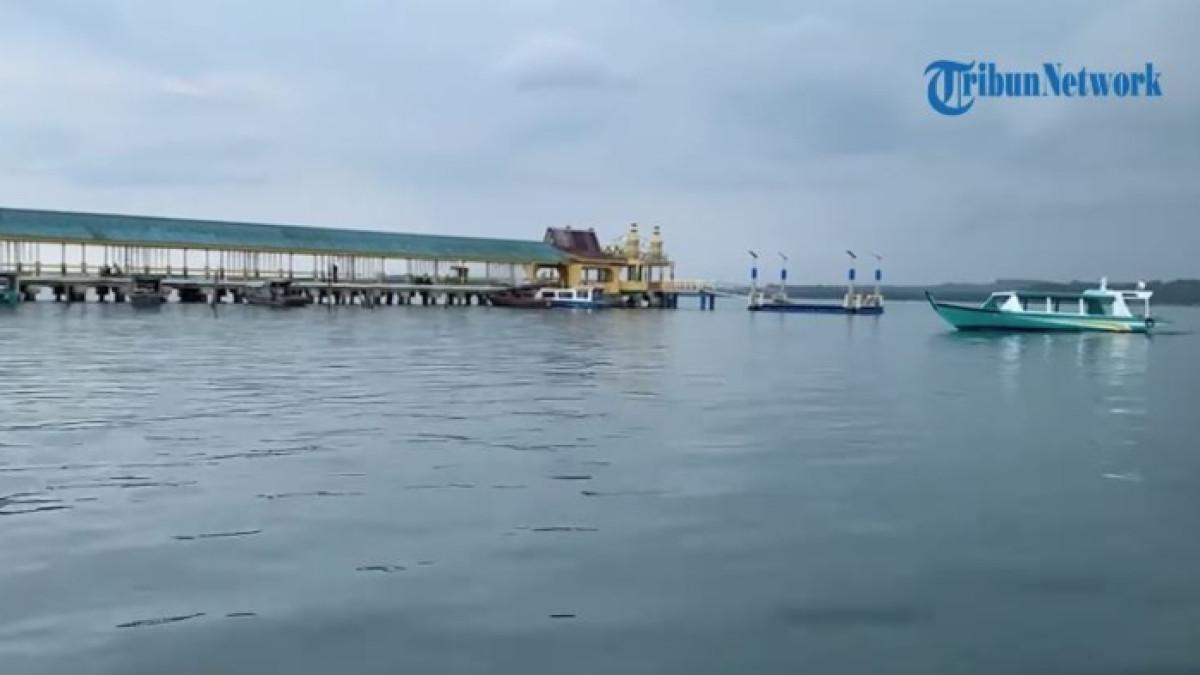 Perahu pompong untuk menyeberang ke Pulau Penyengat Riau.