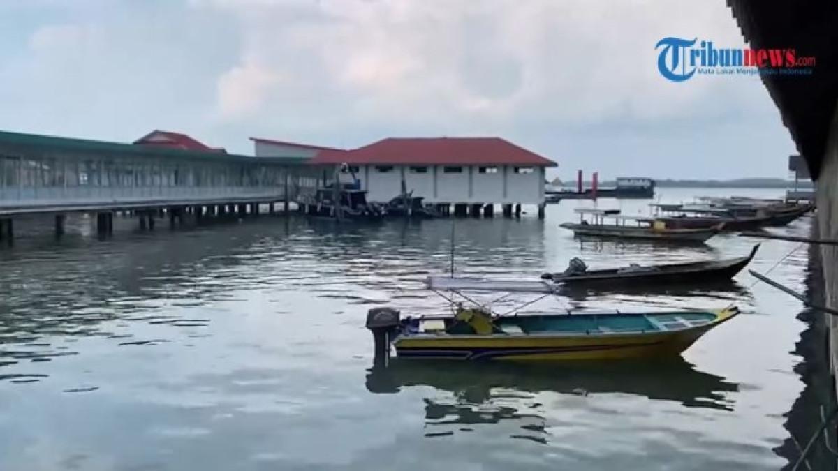 Perahu pompong untuk menyeberang ke Pulau Penyengat Riau.