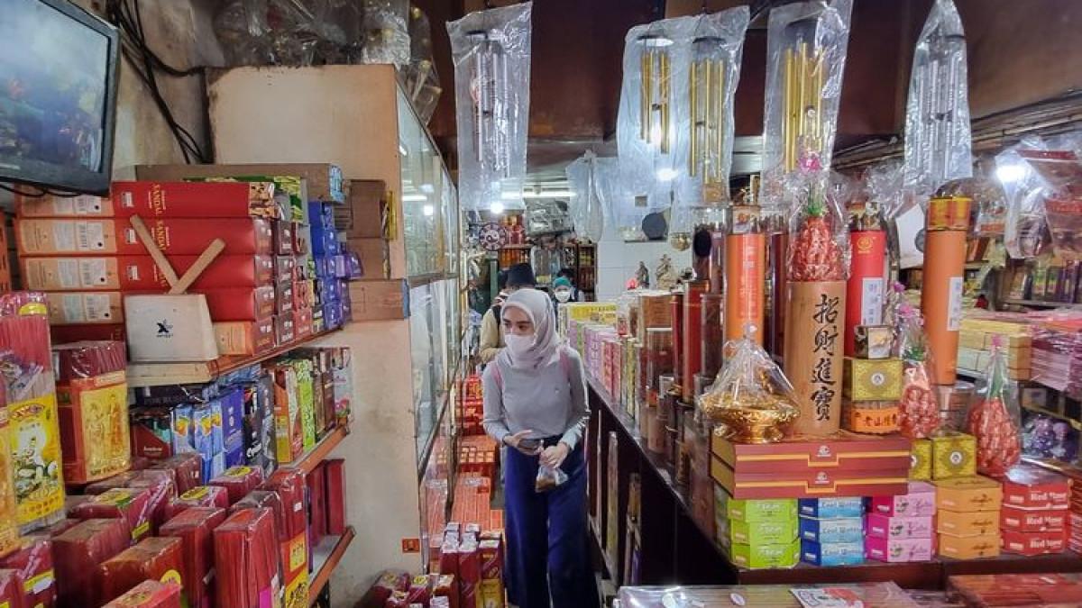 Pernak-pernik keperluan ibadah di salah satu toko kawasan Pecinan, Glodok, Jakarta Barat