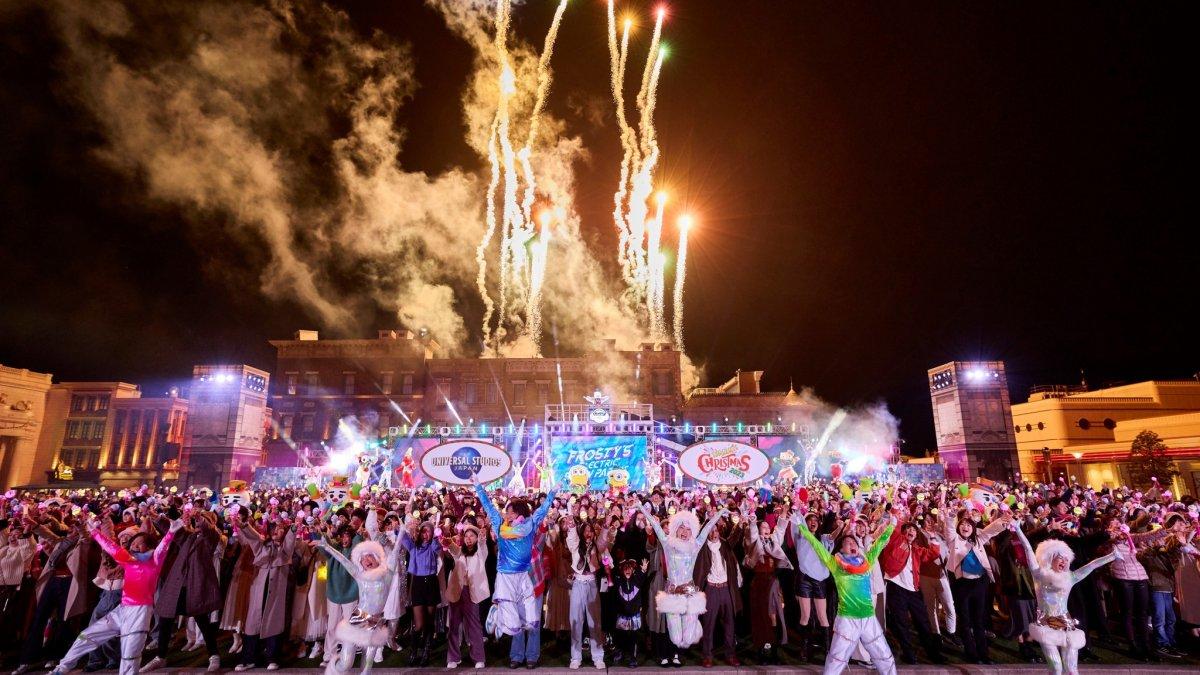 Pertunjukan dan parade di Universal Studios Japan.