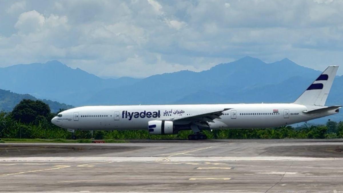 Pesawat Boeing 777-300 milik maskapai Flyadeal mendarat di Bandara Internasional Sultan Hasanuddin, menandai dimulainya rute Makassar–Jeddah.