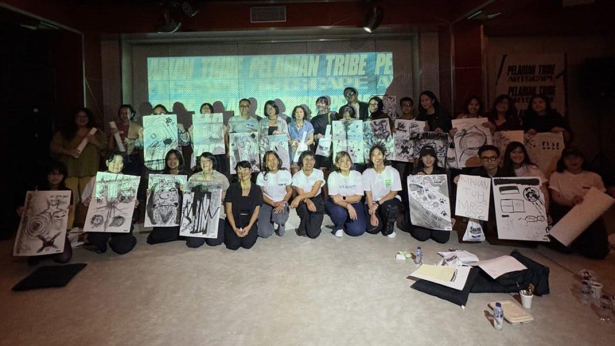 Peserta Pelarian ArtScape di Blok M Jakarta bangga memamerkan karya seni yang lahir dari ekspresi batin mereka.