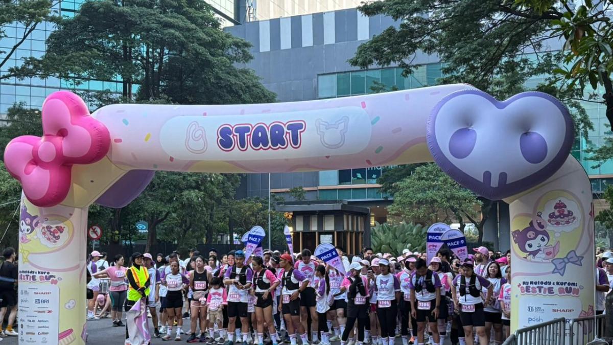 Peserta bersiap memulai My Melody & Kuromi Bestie Run di Lippo Mall Puri, Jakarta.
