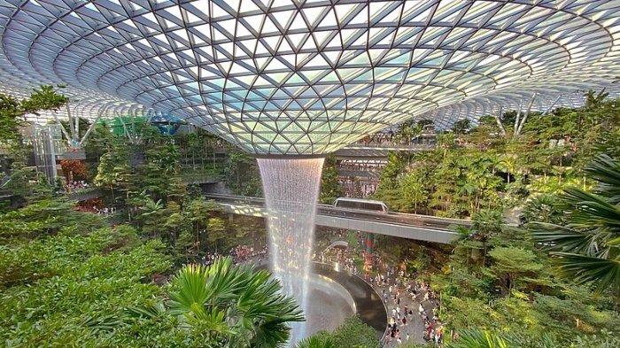 Pesona Jewel Changi Airport di Bandara Internasional Changi Singapura.
