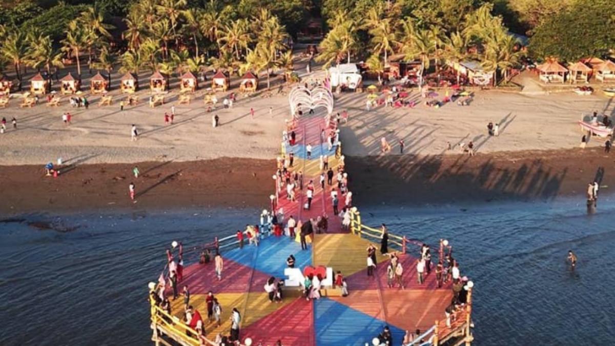 Pesona Pantai Akkarena di Kota Makassar, Sulawesi Selatan yang cocok untuk liburan akhir pekan.