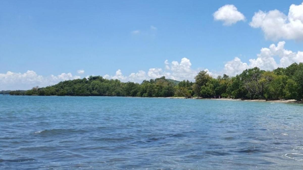 Pesona Pantai Togeo di Kabupaten Bone, Sulawesi Selatan.