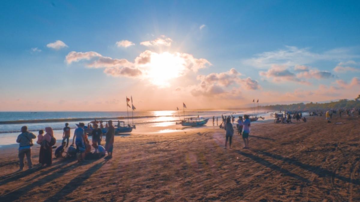 Pesona sunset di Pantai Teluk Penyu Cilacap.