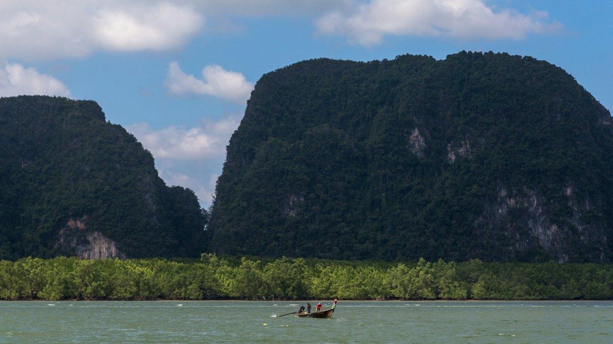 Phang Nga Bay, satu tempat wisata di Phuket Thailand.