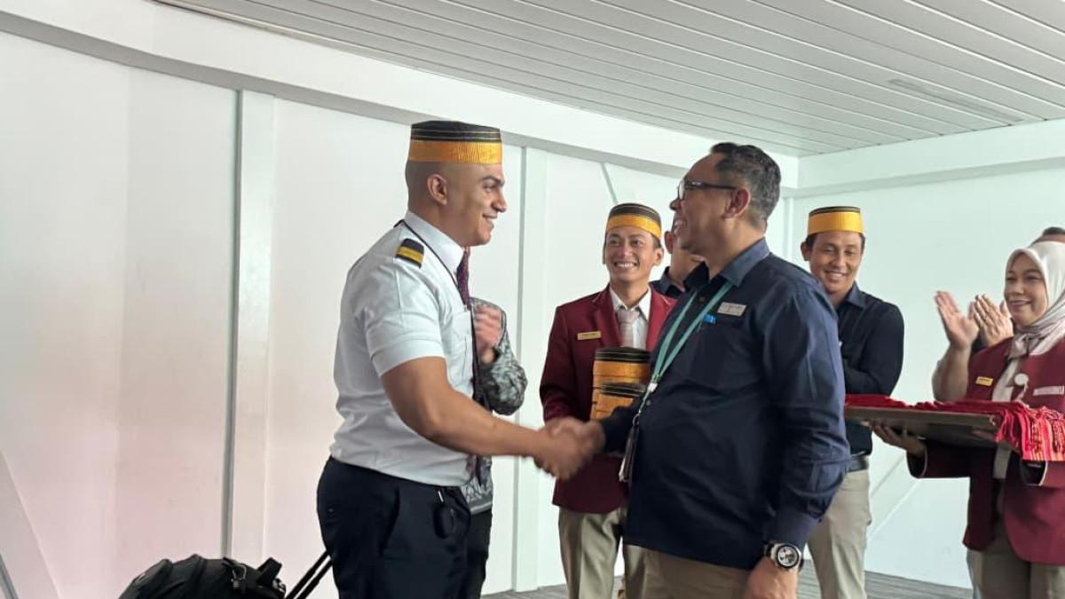 Pihak Bandara Internasional Sultan Hasanuddin menyambut kru maskapai Flyadeal dengan hangat pada penerbangan perdana ke Makassar.