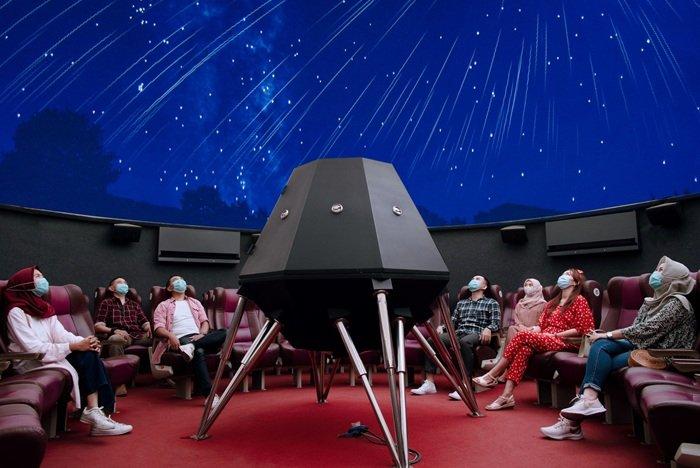 WISATA JOGJA - Pengunjung tengah menikmati wahana Planetarium di Taman Pintar, Jogja, Jumat (21/2/2025). Taman Pintar bisa menjadi tempat wisata pilihan untuk menikmati momen liburan bersama keluarga dengan tarif terjangkau.