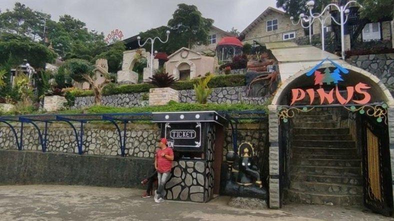 Objek Wisata Pondok Cai Pinus di kawasan Palutungan Kecamatan Cigugur Kabupaten Kuningan Jawa Barat, menyediakan wahana klasik dan juga kuliner tradisional untuk para pengunjung, Rabu (7/6/2023).