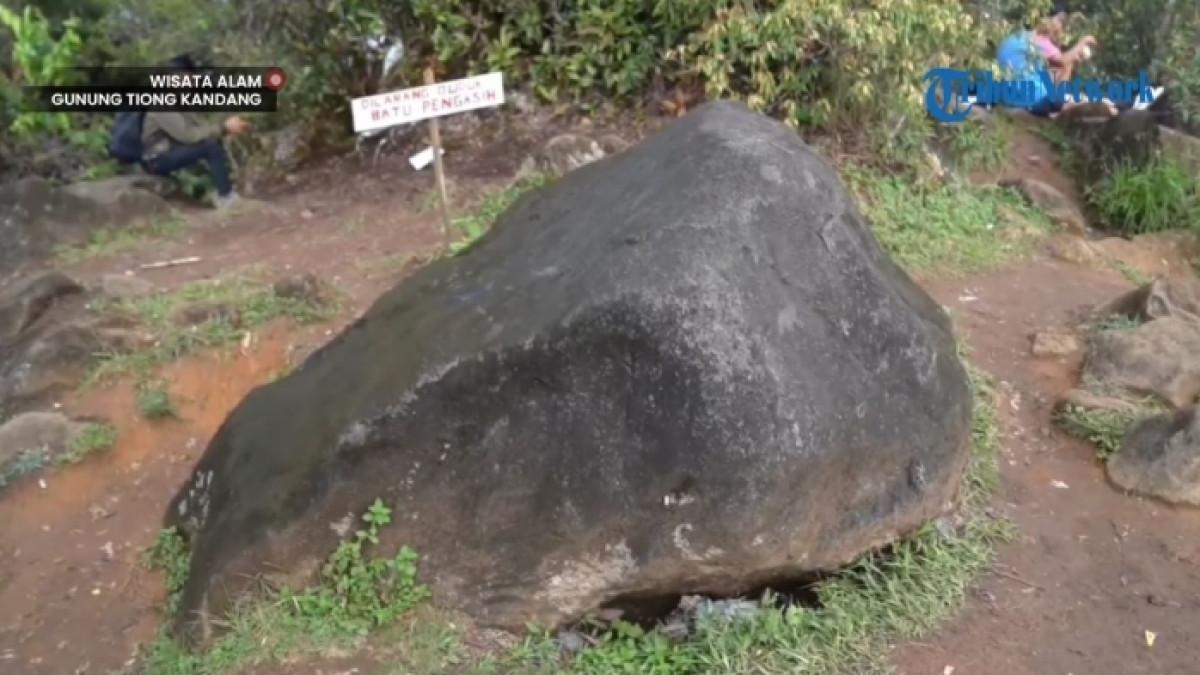 Potret Batu Pengasih di Gunung Tiong Kandang di Kalimantan Barat.