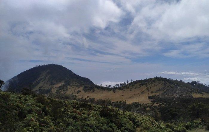 PENDAKIAN GUNUNG LAWU - Panorama menawan yang terlihat dari jalur pendakian Gunung Lawu, Jumat (28/2/2025).