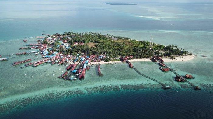 Pulau Derawan di Kalimantan Timur.